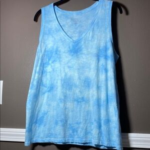 Time & Tru Sky Blue W/ Clouds V-Neck Tie-Dye Tank Top